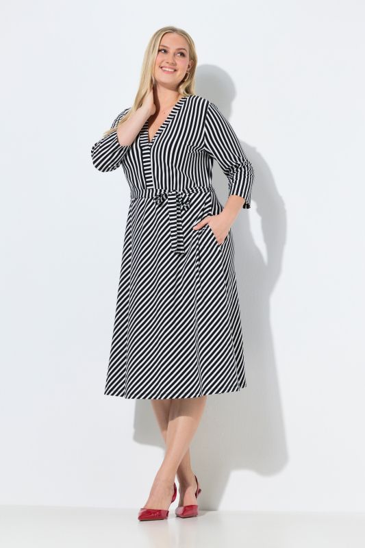 Robe midi à rayures, décolleté en V et manches&nbsp;3/4, coupe évasée