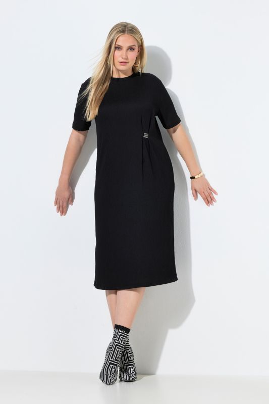 Robe midi oversize, matière texturée, décolleté rond et manches courtes