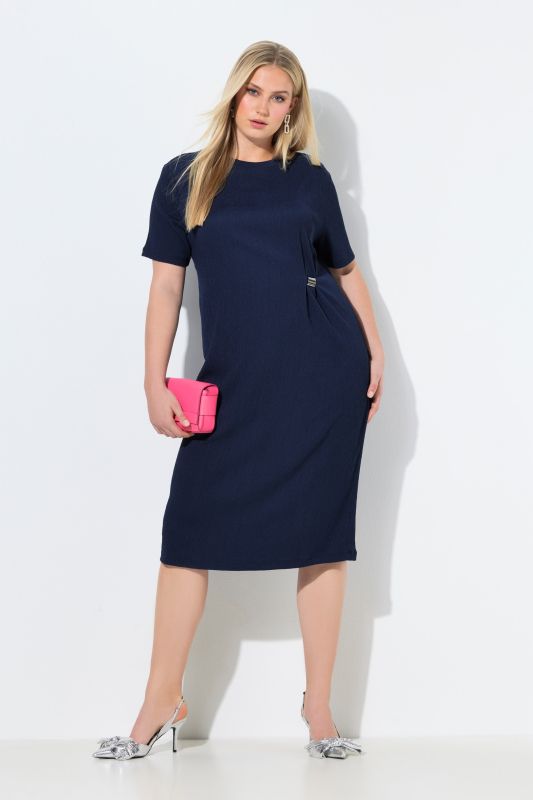 Robe midi oversize, matière texturée, décolleté rond et manches courtes