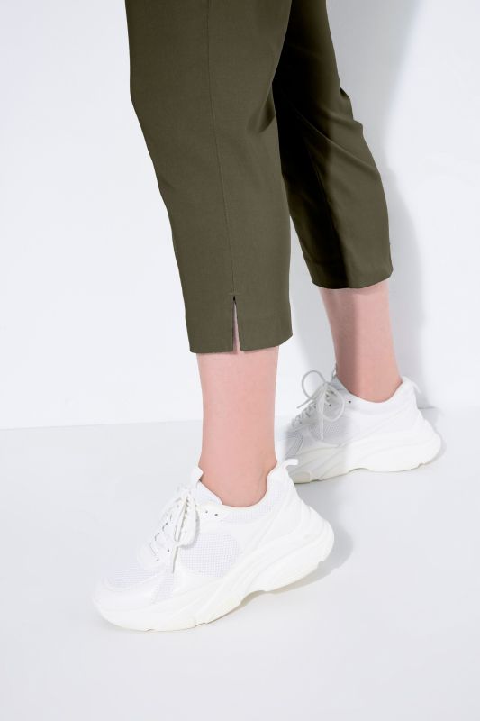 Pantalon en bengaline stretch. Longueur au mollet et taille élastique