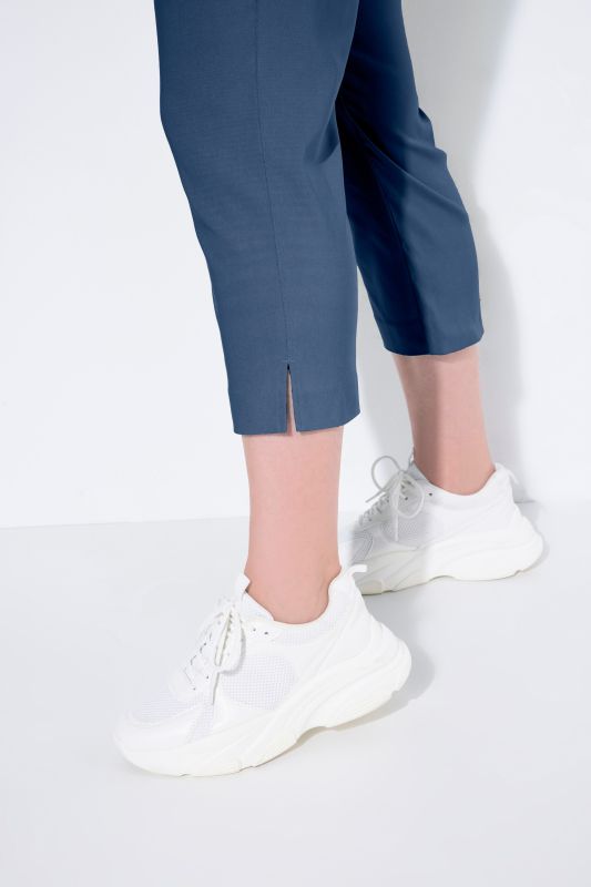 Pantalon en bengaline stretch. Longueur au mollet et taille élastique