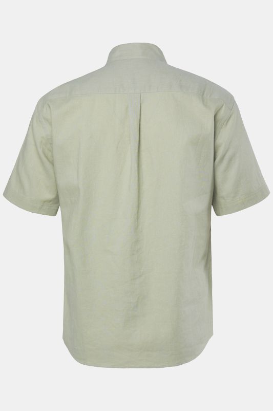 Chemise en lin mélangé. Manches courtes et col à pointes boutonnées. Coupe Modern Fit.