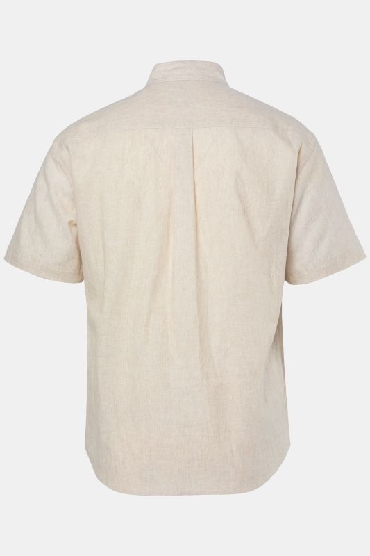 Chemise en lin mélangé. Manches courtes et col à pointes boutonnées. Coupe Modern Fit.