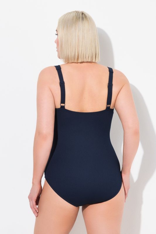 Maillot de bain à bonnets souples. Joli drapé sur la poitrine. Matière finement texturée