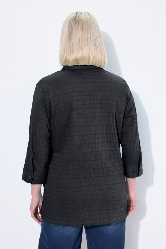 Chemisier en tissu gaufré. Col classique et manches 3/4