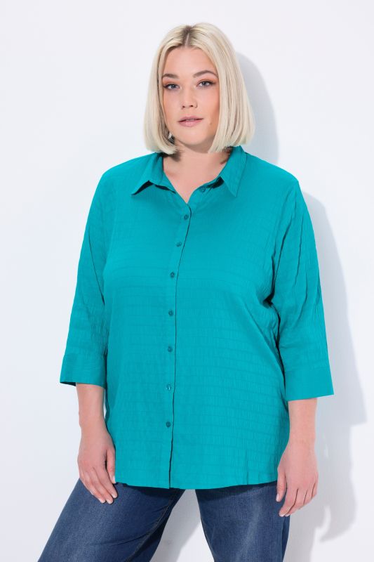 Chemisier en tissu gaufré. Col classique et manches 3/4