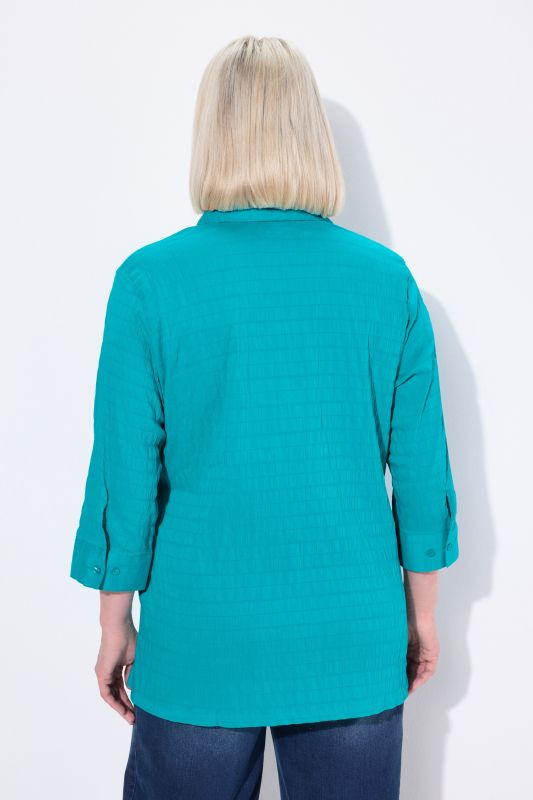 Chemisier en tissu gaufré. Col classique et manches 3/4