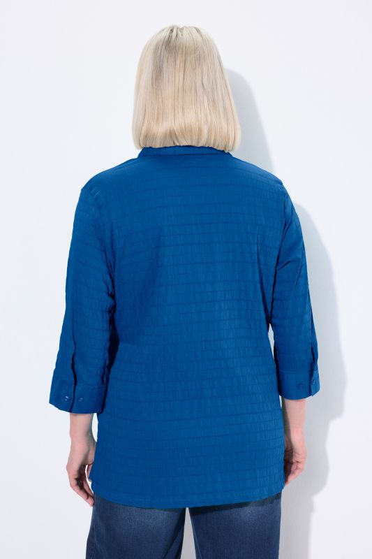 Chemisier en tissu gaufré. Col classique et manches 3/4