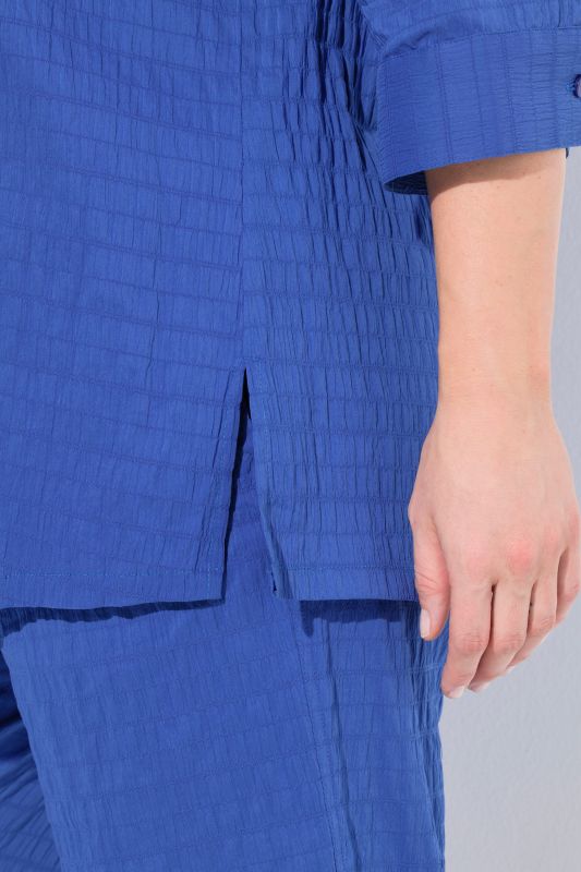 Chemisier en tissu gaufré. Col classique et manches 3/4