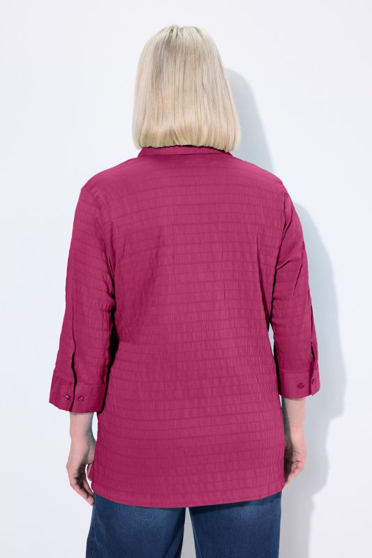 Chemisier en tissu gaufré. Col classique et manches 3/4