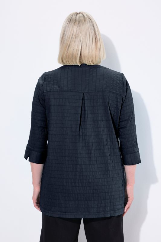 Tunique en tissu gaufré. Manches 3/4. Décolleté cœur et plis fantaisie