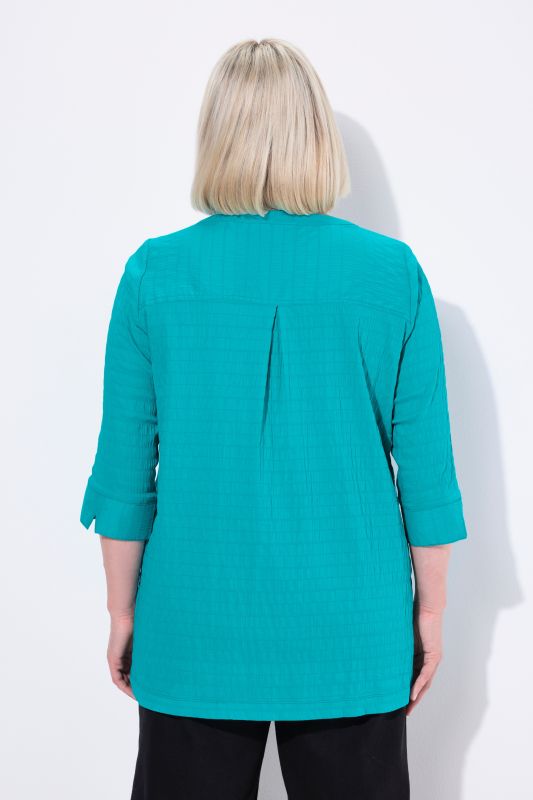 Tunique en tissu gaufré. Manches 3/4. Décolleté cœur et plis fantaisie