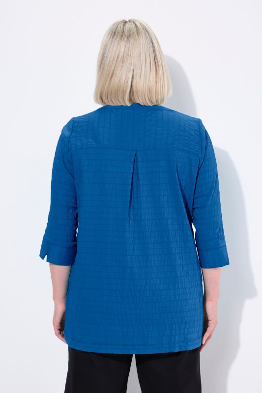 Tunique en tissu gaufré. Manches 3/4. Décolleté cœur et plis fantaisie