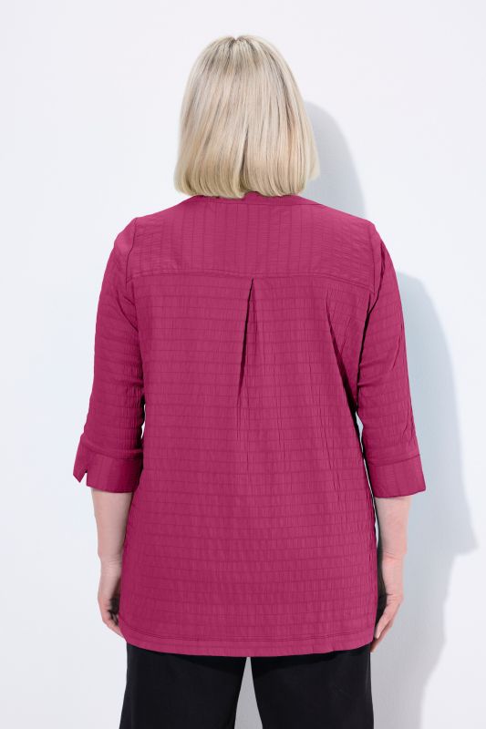 Tunique en tissu gaufré. Manches 3/4. Décolleté cœur et plis fantaisie