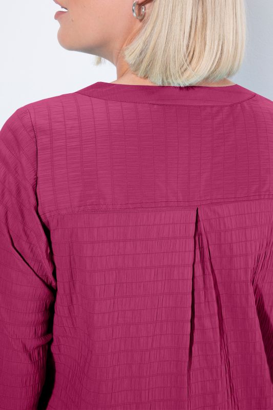 Tunique en tissu gaufré. Manches 3/4. Décolleté cœur et plis fantaisie