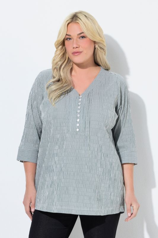 Tunique en tissu gaufré. Manches 3/4. Décolleté cœur et plis fantaisie