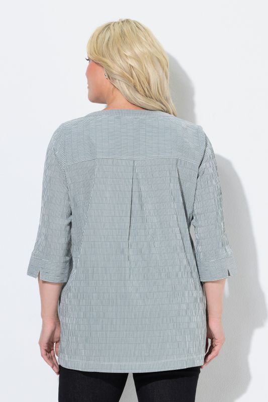 Tunique en tissu gaufré. Manches 3/4. Décolleté cœur et plis fantaisie