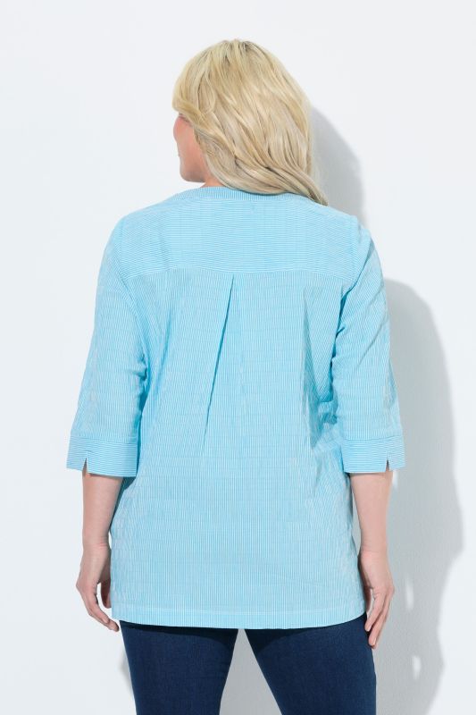 Tunique en tissu gaufré. Manches 3/4. Décolleté cœur et plis fantaisie