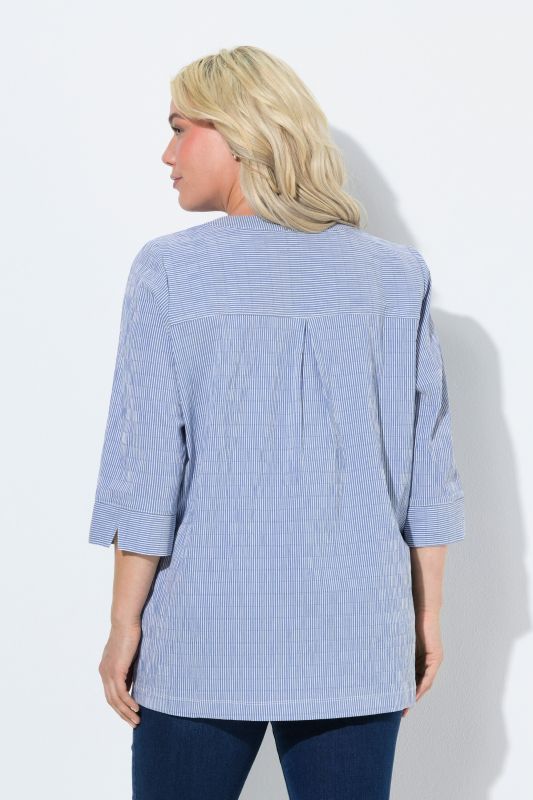 Tunique en tissu gaufré. Manches 3/4. Décolleté cœur et plis fantaisie