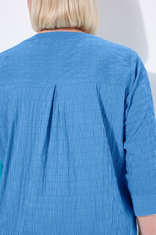 Tunique en tissu gaufré. Manches 3/4. Décolleté cœur et plis fantaisie