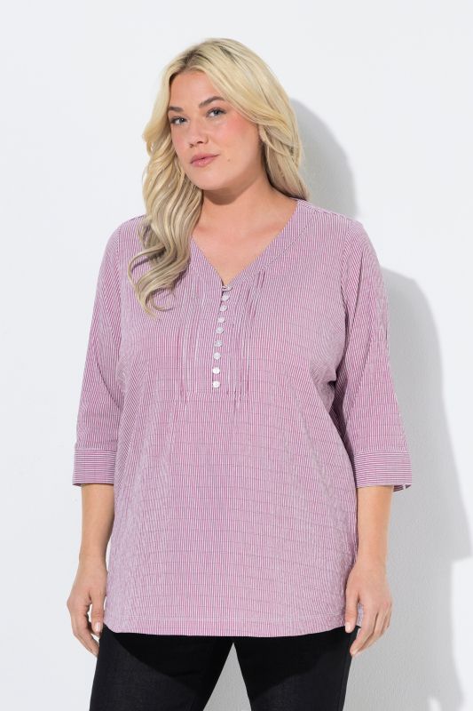 Tunique en tissu gaufré. Manches 3/4. Décolleté cœur et plis fantaisie