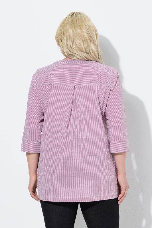 Tunique en tissu gaufré. Manches 3/4. Décolleté cœur et plis fantaisie