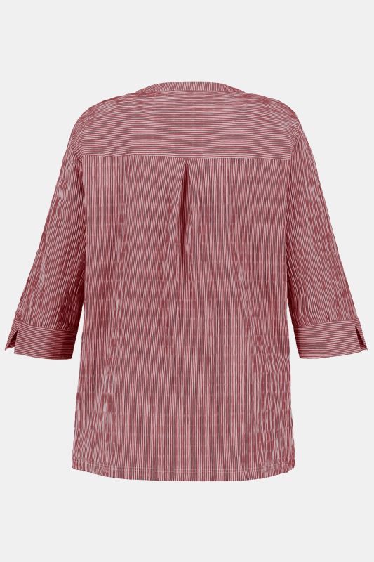 Tunique en tissu gaufré. Manches 3/4. Décolleté cœur et plis fantaisie