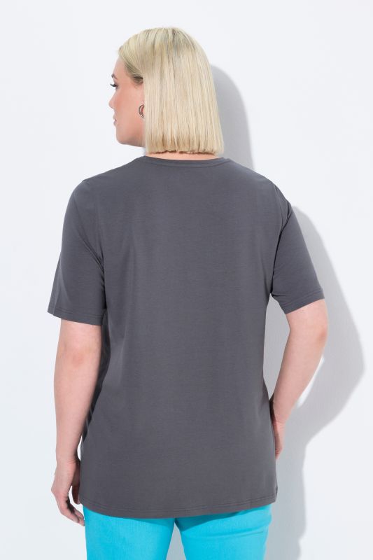 T-shirt à coupe évasée. Décolleté en V et manches courtes