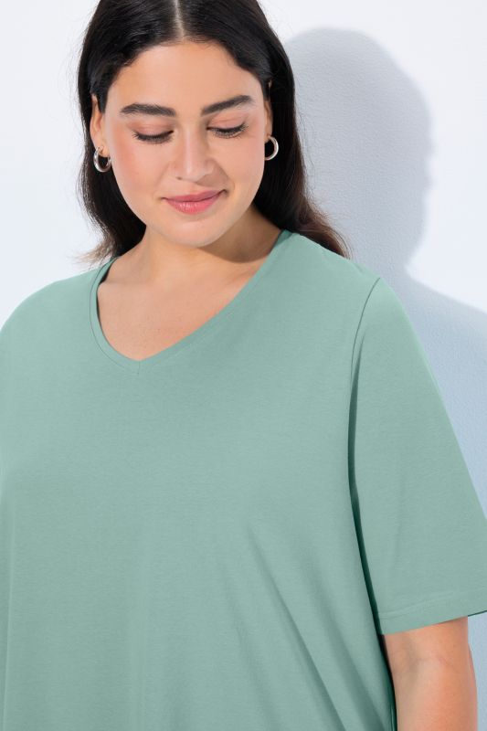 T-shirt à coupe évasée. Décolleté en V et manches courtes