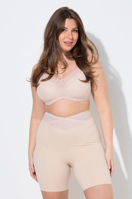 Bermuda gainant, taille haute. Large ceinture en mesh, effet cache-cœur