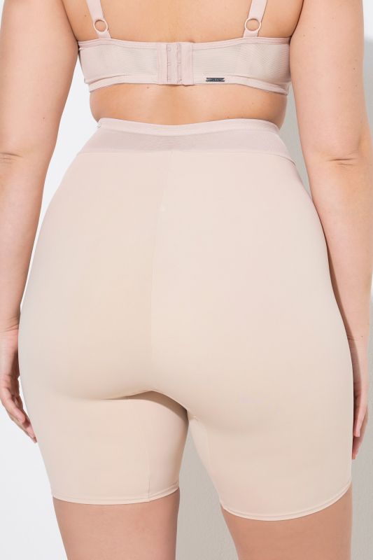 Bermuda gainant, taille haute. Large ceinture en mesh, effet cache-cœur