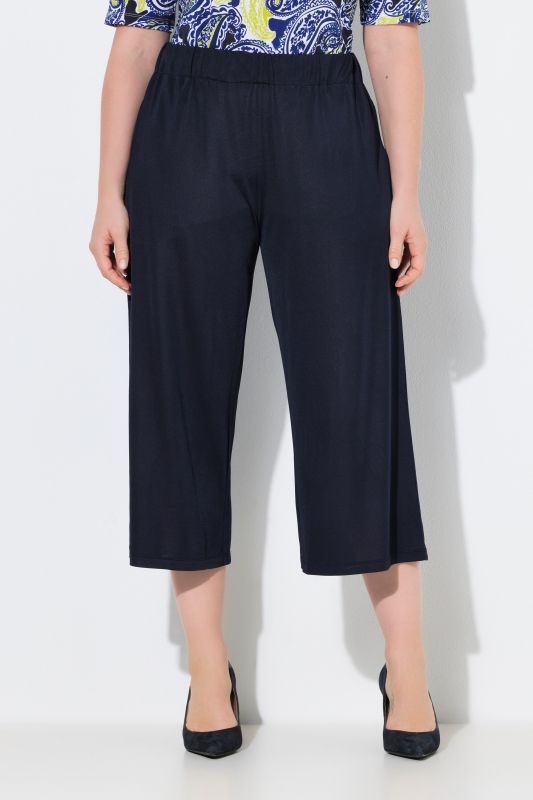 Jupe-culotte en maille fluide. Longueur mollet, jambe large. Taille élastique
