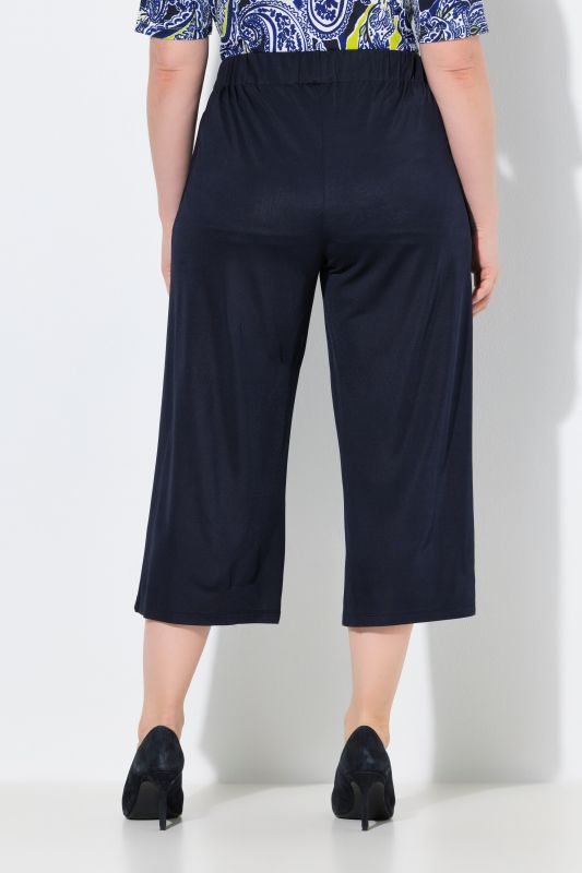 Jupe-culotte en maille fluide. Longueur mollet, jambe large. Taille élastique
