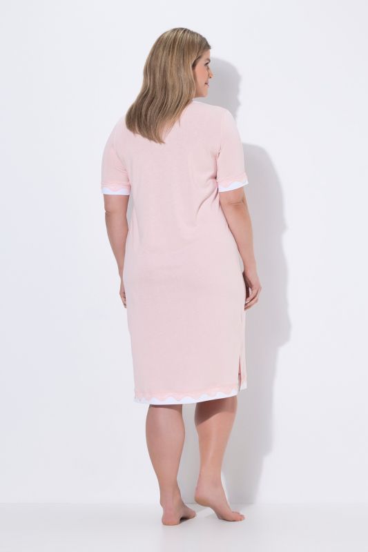 Chemise de nuit décolleté rond et manches courtes, liserés en dentelle