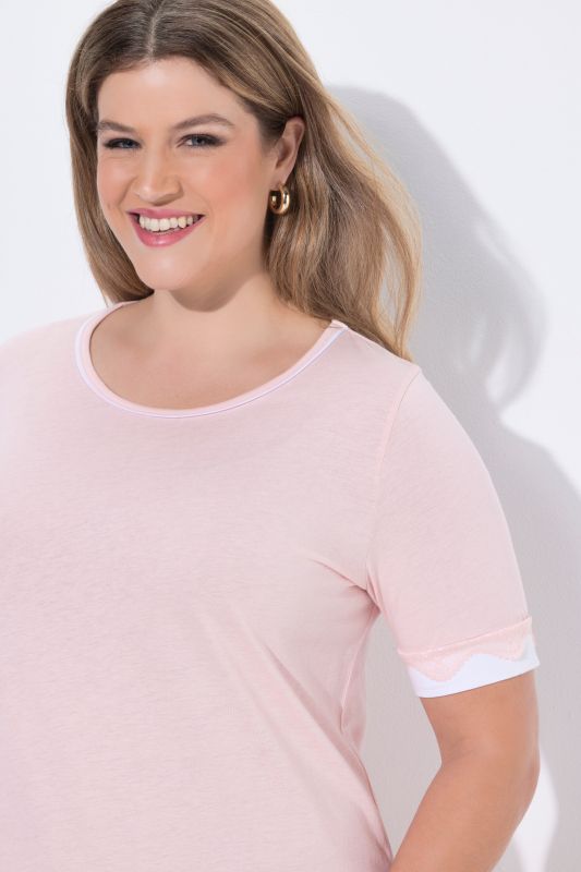 Chemise de nuit décolleté rond et manches courtes, liserés en dentelle