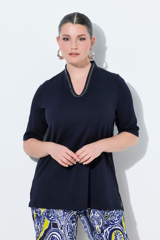 T-shirt à col cygne et manches courtes. Coupe évasée