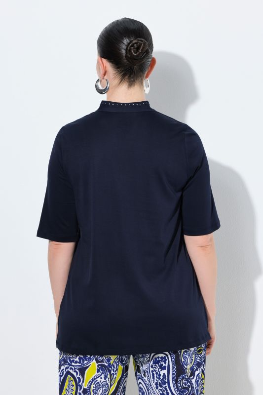 T-shirt à col cygne et manches courtes. Coupe évasée