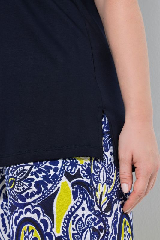 T-shirt à col cygne et manches courtes. Coupe évasée