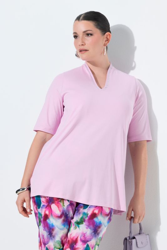 T-shirt à col cygne et manches courtes. Coupe évasée