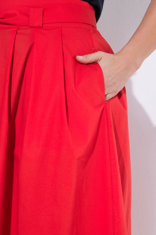 Jupe plissée, coupe évasée. Taille confortable à cordon