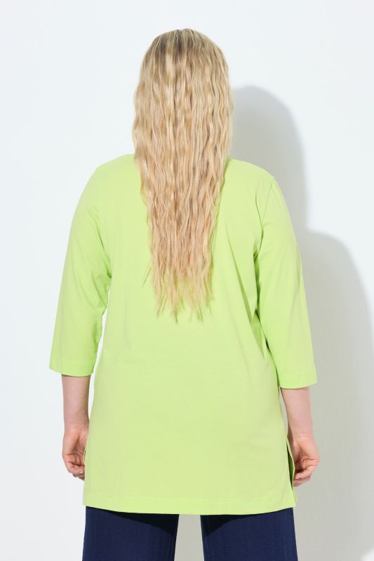 T-shirt long, coupe évasée. Décolleté en V et manches 3/4