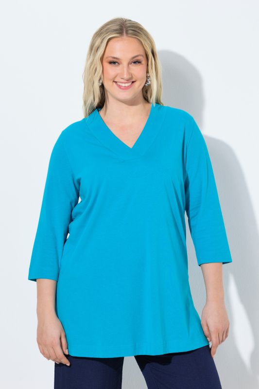 T-shirt long, coupe évasée. Décolleté en V et manches 3/4