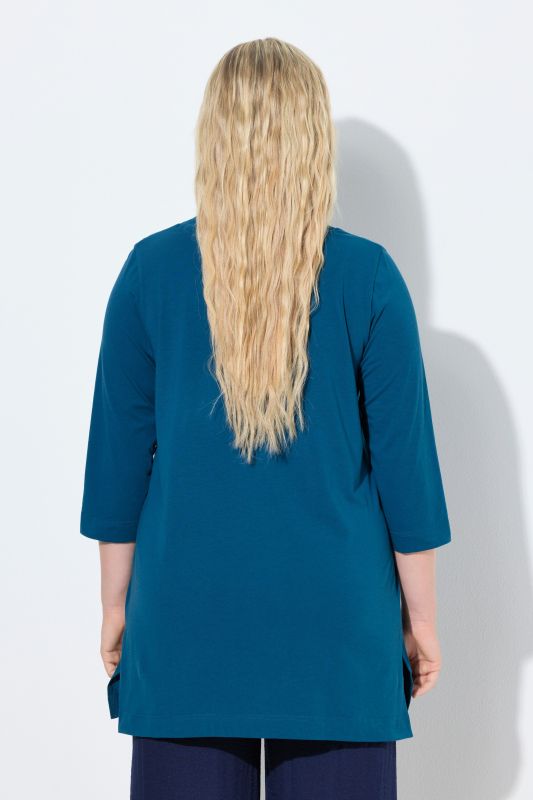 T-shirt long, coupe évasée. Décolleté en V et manches 3/4