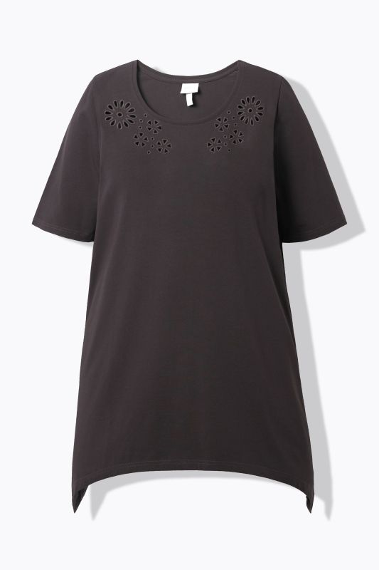 T-shirt avec broderies ajourées. Col rond et manches courtes. Coton bio.