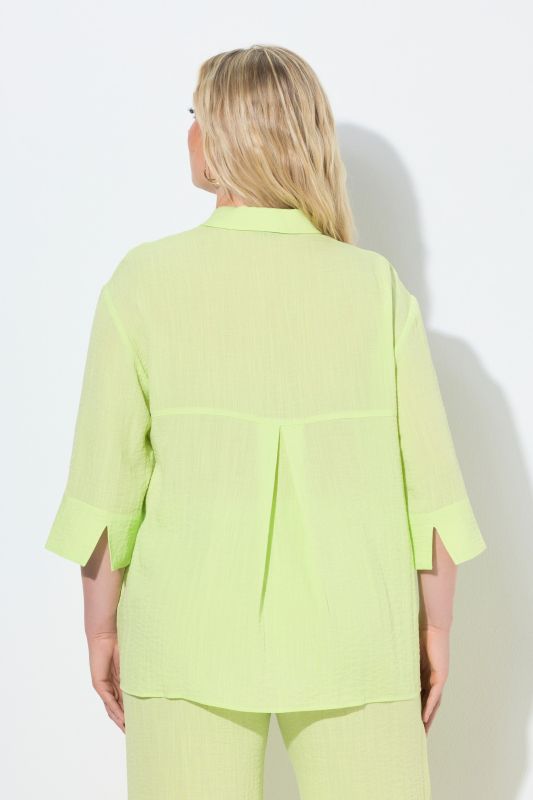 Chemisier à pli d'aisance. Manches 3/4 et col classique. Coupe évasée