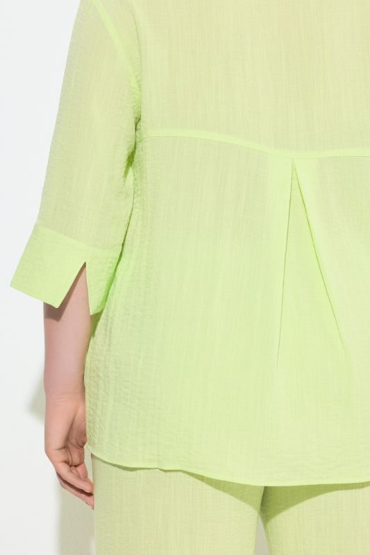 Chemisier à pli d'aisance. Manches 3/4 et col classique. Coupe évasée