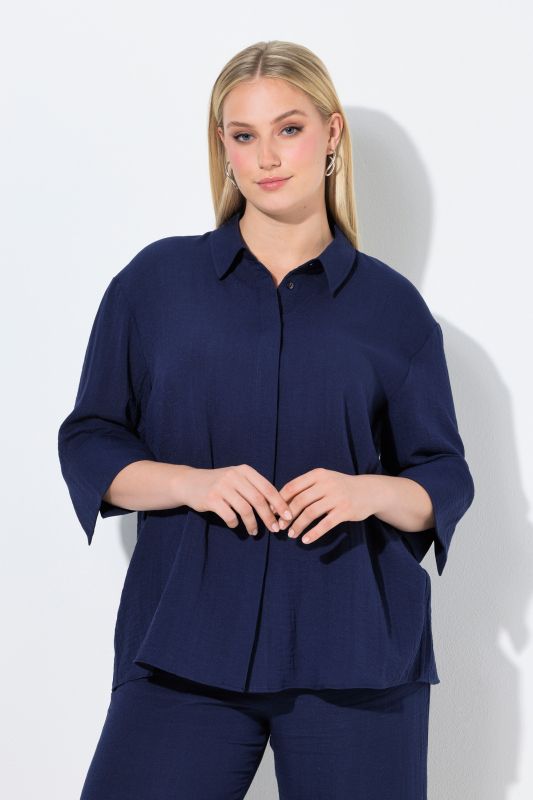 Chemisier à pli d'aisance. Manches 3/4 et col classique. Coupe évasée