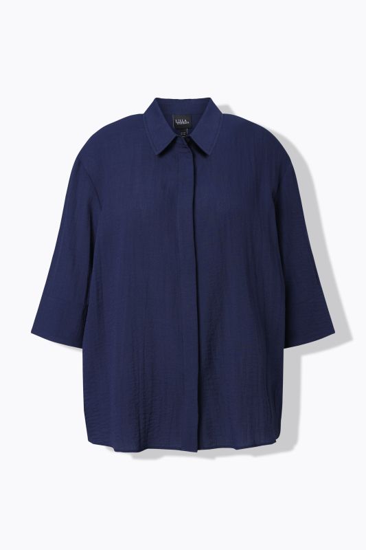 Chemisier à pli d'aisance. Manches 3/4 et col classique. Coupe évasée