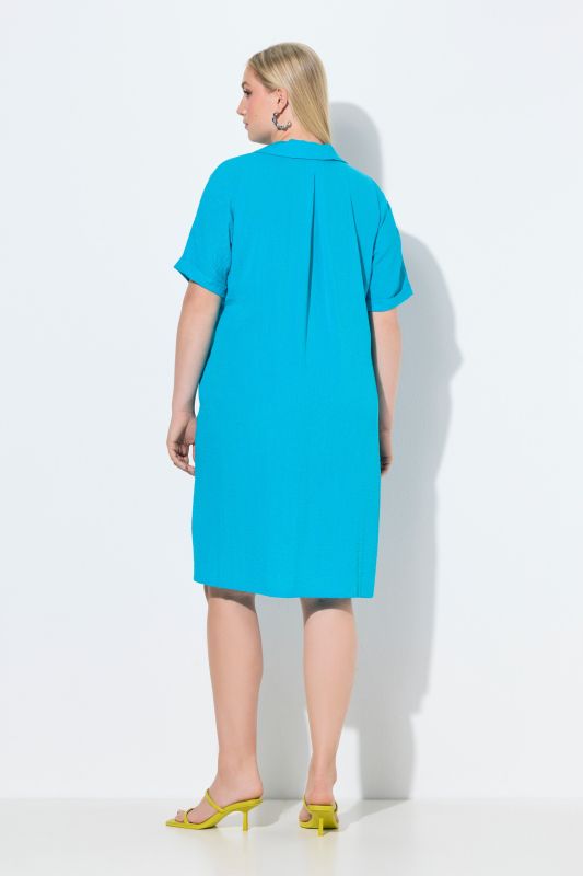 Robe courte oversized. Décolleté V et col chemise. Manches courtes