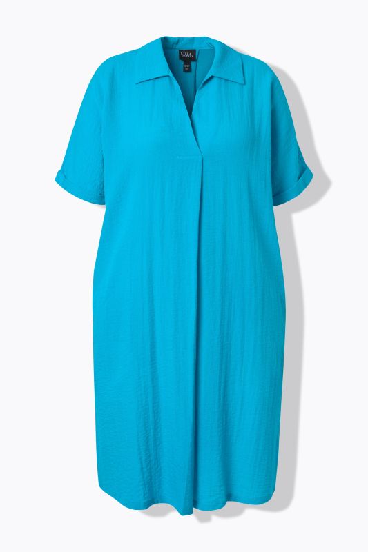 Robe courte oversized. Décolleté V et col chemise. Manches courtes